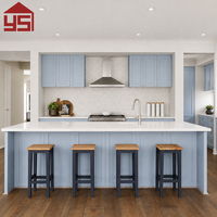 Meuble de cuisine de luxe moderne en bois massif blanc avec plan de travail, îlot classique, solutions clés en main pour projets d'appartements et de maisons complètes
