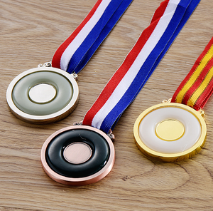 Medalla estampada de hierro metálico Medalla estampada en relieve con cinta roja - Product Image 3