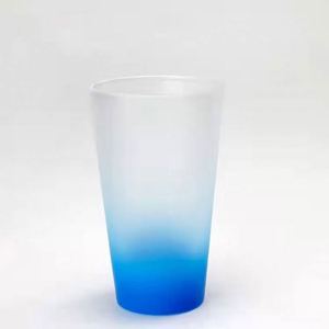Gobelet dégradé givré de 17 oz en PP transparent, imprimé par transfert thermique, en forme de canette de bière - Product Image 4