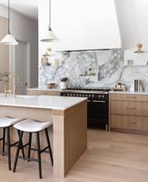 Vermonhouzz Armoire de cuisine moderne au design personnalisé en bois massif, style Shaker droit et fin, placage chêne blanc, avec îlot central et armoires de rangement