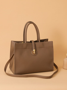 Sac fourre-tout grande capacité pour femme avec poignée supérieure, aspect cuir grainé, sac à bandoulière avec pendentif cadenas - Product Image 5