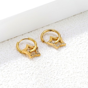 Boucles d'oreilles créoles tendance en acier inoxydable de haute qualité avec breloque étoile creuse, plaquées or 18 carats PVD et zircon, pour femme - Product Image 4