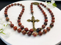 Tasbih Katolik Religius dari Batu Jasper Merah Berbintik dengan Medali Ajaib Perunggu dan Salib