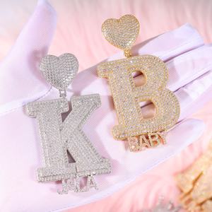 2025 nuovo arrivo Mini nome personalizzato Hip Hop <span class=keywords><strong>con</strong></span> lettera iniziale maiuscola ciondolo corona a <span class=keywords><strong>cuore</strong></span> cerchio CZ nome gioielli personalizzati - Product Image 1