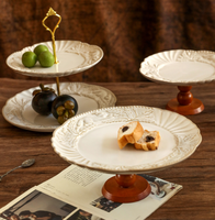 Plateau à thé de l'après-midi en céramique à motif végétal gaufré vintage avec pieds en bois hauts, pour servir des desserts et des collations exquis