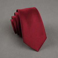 Cravates en polyester fines et unies de 6 cm pour hommes, style classique professionnel, couleur unie, design de logo étroit, emballées dans des boîtes cadeaux – Vente en gros