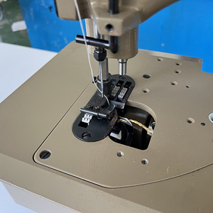 Machine à coudre surjeteuse à trois fils à aiguille unique HK-20-2B pour tapis, configuration mécanique à lit plat avec composant moteur central - Product Image 3