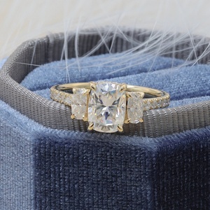 Anel de Noivado e Casamento Feminino Paston Moissanite Personalizado em Ouro Sólido 14K Amarelo com Moissanite Alargada em Formato Almofada de 2ct - Product Image 4