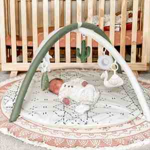 Tapis vert antidérapant pour le développement sensoriel et moteur des bébés, tapis de jeu pour le temps sur le ventre avec 6 jouets - Product Image 4