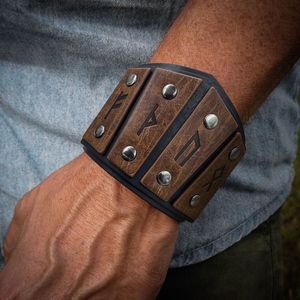 Pulsera de cuero con runas para hombre, estilo vikingo nórdico, pulsera con tachuelas para protección en escalada de montaña - Product Image 1