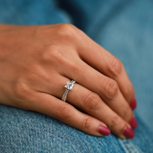 Anillo de compromiso con diamante de laboratorio de 1 quilate para mujer, E F VS, diamante solitario creado en laboratorio, corte esmeralda certificado, joyería nupcial elegante. - Product Image 1