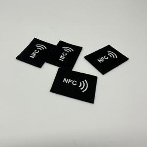 Étiquettes tissées NFC de haute qualité pour col de vêtement, étiquettes de marque personnalisées, étiquettes pliées au centre, étiquettes de col pour vêtements - Product Image 5