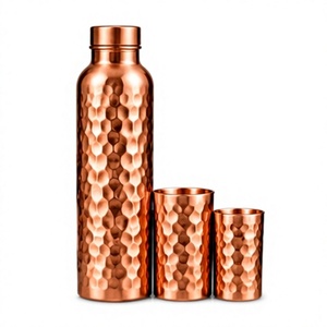 Ensemble classique de bouteille d'eau ayurvédique en cuivre martelé et de 2 verres, 3 pièces avec couvercles - Product Image 1