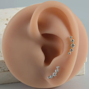 Piercing de lèvre long et incurvé en titane plaqué G23 avec zircon micro-pavé et cristaux ronds, bijou de mode pour fêtes - Product Image 1