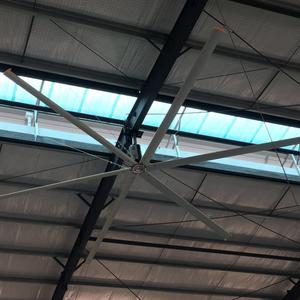 พัดลมเพดานอุตสาหกรรม HVLS ขนาด 24 ฟุต ใบพัดสแตนเลส 220V AC HVLS ระบบระบายอากาศแรงลมสูง สำหรับคลังสินค้า - Product Image 5