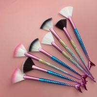 Pinceau de maquillage professionnel en forme d'éventail pour blush et highlighter, manche en plastique, type queue de poisson, pour application de masque