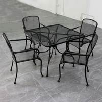Table à manger de Patio extérieur et 4 chaises empilables ensemble de meubles avec parapluie