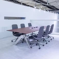 Table de conférence moderne avec prise électrique intégrée, pieds en métal, style panneau bois, pour mobilier scolaire et de bureau