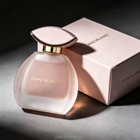 Flacon de parfum en verre ovale incurvé rose givré de luxe, avec bouchon en forme de pétale et bordure dorée, personnalisable avec boîte cadeau