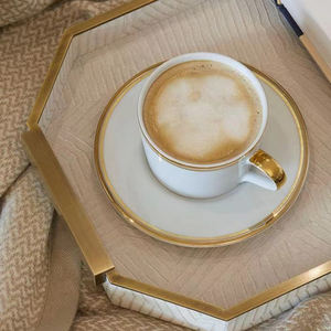 Boîte à mouchoirs en cuir blanc de luxe personnalisé avec des rayures dorées de forme carrée pour un usage décoratif d'hôtel - Product Image 3