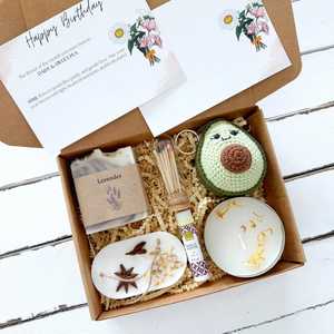Coffret cadeau <span class=keywords><strong>personnalisé</strong></span> pour le bien-être personnel avec bougie à la cire <span class=keywords><strong>de</strong></span> soja, crochet et carte <span class=keywords><strong>de</strong></span> fleur <span class=keywords><strong>de</strong></span> <span class=keywords><strong>naissance</strong></span> - Product Image 3