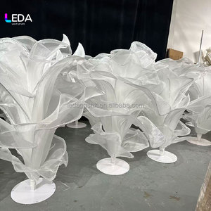 Centro de Mesa LEDA Personalizado Hecho a Mano con Flor Gigante de Organza Blanca, Flores Artificiales Gigantes para Decoración de Eventos y Bodas - Product Image 4