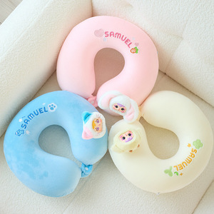 Almohada en forma de U Three Little Mao, 28x24x10cm, almohada de viaje con soporte para el cuello de felpa extraíble para jóvenes - Product Image 1