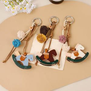 QY Llavero Caballo Mecedor De Cuero PU Colgante Para Bolso Con Bola Tejida Para Mujeres - Product Image 5