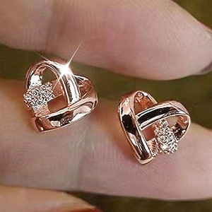 Orecchini a perno delicati a forma di cuore da donna, design a cuore cavo, accessori minimalisti per l'uso quotidiano - Product Image 4