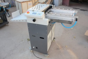 Máquina de plegado de papel A3 automática de alta velocidad, máquina de puntaje de perforación de papel - Product Image 5