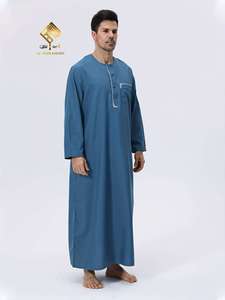 Vêtements de prière pour hommes musulmans, style ethnique minimaliste et tendance, avec un nouveau design et un look moderne. - Product Image 2