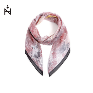 Sciarpa triangolare Ziinio 135x60 cm, foulard stampato per donna, accessorio di moda multifunzionale per tutte le stagioni - Product Image 1