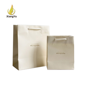 ถุงกระดาษคราฟท์พิมพ์ลายตามสั่ง ถุงของขวัญสีขาวหรูหราพร้อมหูหิ้วริบบิ้น ถุงช้อ<span class=keywords><strong>ป</strong></span><span class=keywords><strong>ป</strong></span>ิ้ง <span class=keywords><strong>ป</strong></span>ั๊มโลโก้ของคุณเอง <span class=keywords><strong>ป</strong></span>ั๊มทอง - Product Image 1