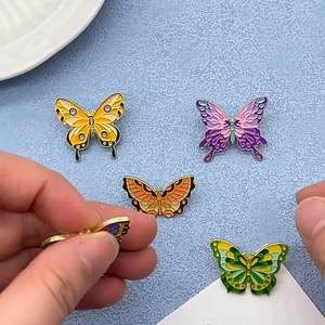 Bros kupu-kupu disesuaikan Logo kustom Pin Enamel lencana logam cetakan Uv berlapis teknik Fashion mewah buatan tangan bros - Product Image 3