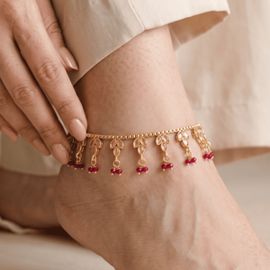 Tobillera de cuentas rojas chapada en oro para mujer con encantadores dijes de hojas y detalles colgantes elegantes para un estilo étnico festivo y chic. - Product Image 1