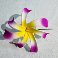 Pique à cheveux en mousse EVA artificielle Plumeria à 7 pétales en spirale dégradée, bâtonnet à cheveux Frangipani hawaïen, accessoire capillaire floral tropical
