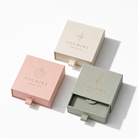 Boîtes cadeaux en papier rose de luxe haut de gamme avec logo personnalisé, revêtement UV et gaufrage pour bijoux (bagues, boucles d'oreilles, bracelets)