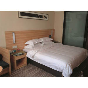 Ensemble complet en bois pour chambre d'hôtel minimaliste chambre à coucher lit avec tête de lit rembourrée et armoire sur mesure - Product Image 1