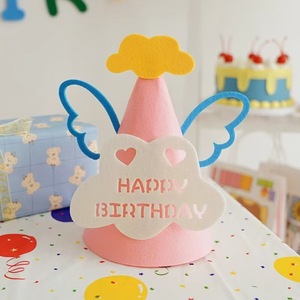 Chapeau d'anniversaire en feutre avec ailes et patchwork, idéal pour les fêtes d'enfants et d'adultes, accessoire mignon pour la photographie – Grande Vente - Product Image 1