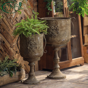 Jarrón de Metal Vintage para Piso, Estilo Campestre Francés, Florero Decorativo con Diseño Tallado - Product Image 1