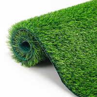 Alfombra de césped artificial de aspecto real, cómoda bajo los pies, ideal para cubiertas, piscinas y espacios de vida al aire libre