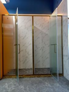 Salle de bain espace design grandes portes de douche en verre salle de douche avec fond en dalle de pierre - Product Image 5