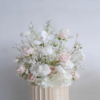 Hoogwaardige zijden kunstbloemen achtergrond voor bruiloften met rozen, orchideeën en baby's adem - Luxe wit & roze kleurrijk ontwerp