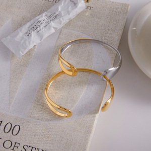 กำไลข้อมือสแตนเลสสตีลขัดเงาสองสี แฟชั่นเครื่องประดับสำหรับทุกเพศ - Product Image 4