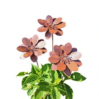 Décoration de jardin extérieure en métal patiné : Sculpture florale rustique pour cour et jardin
