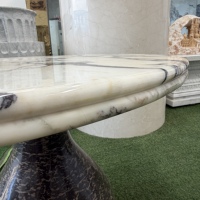 Table à manger moderne en marbre sur mesure, plateau Calacatta Viola à veines violettes, piédestal vase en marbre noir et or pour hôtel et villa