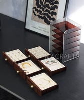 Organisateur de bijoux en bois et acrylique côtelé de style Mid-Century, boîte à bagues multicouche anti-poussière avec tiroirs doublés de velours, rangement pour boucles d'oreilles