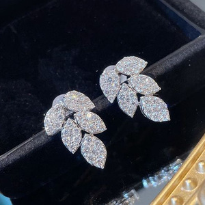 Orecchini a Forma di Foglia per Donne con Accenti di Cristalli, Eleganti Accessori Moda Quotidiana - Product Image 1