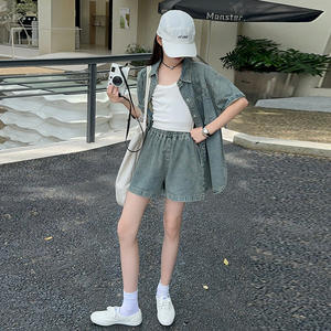 Set Due Pezzi per Bambine: Camicia in Denim a Maniche Corte e Pantaloncini Morbidi con Etichetta sul Colletto - Product Image 4