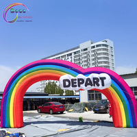 Produit publicitaire gonflable arc-en-ciel en forme de M de 8 mètres de large